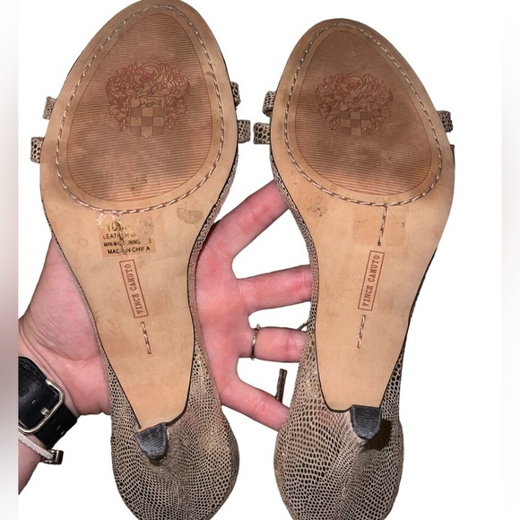 {EUC Vince Camuto Metallic Gold T-Strap Heel Sandals Size 10M} - Picture 8 of 9